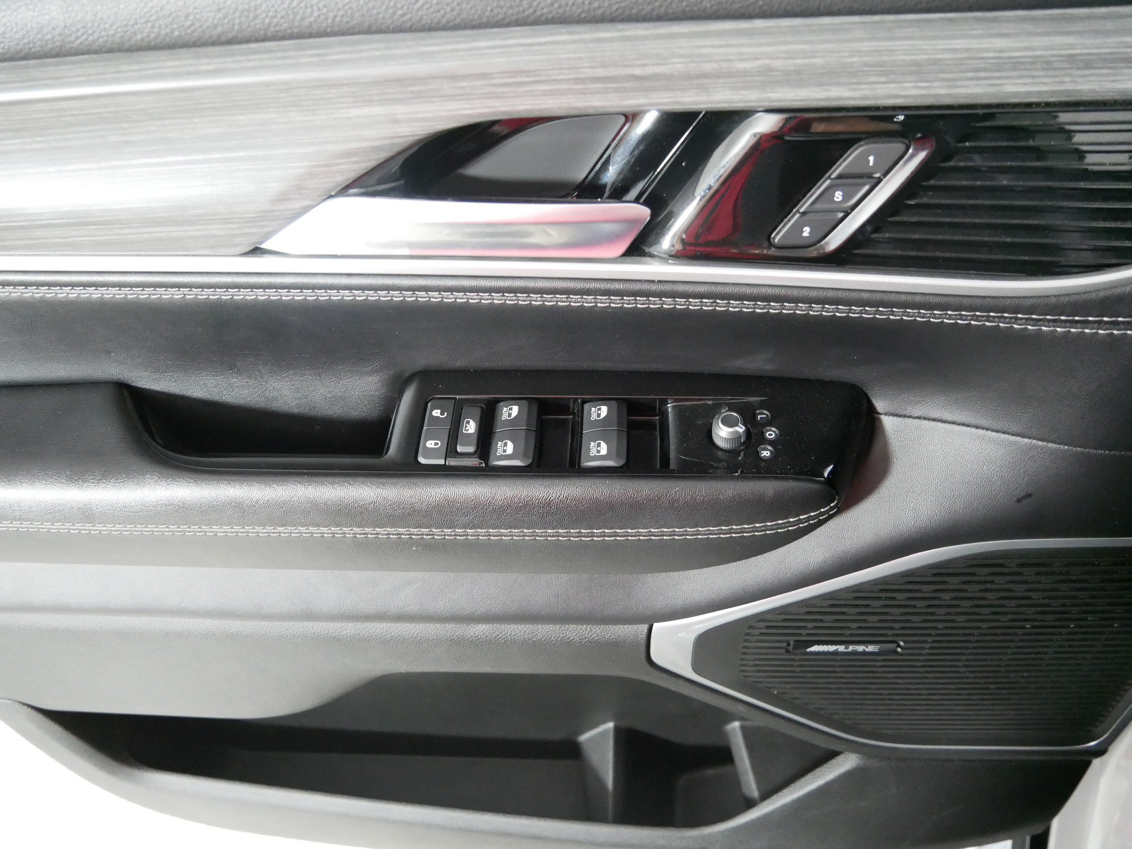 Used 2023 Jeep Wagoneer L Series II AWD/4WD image 19