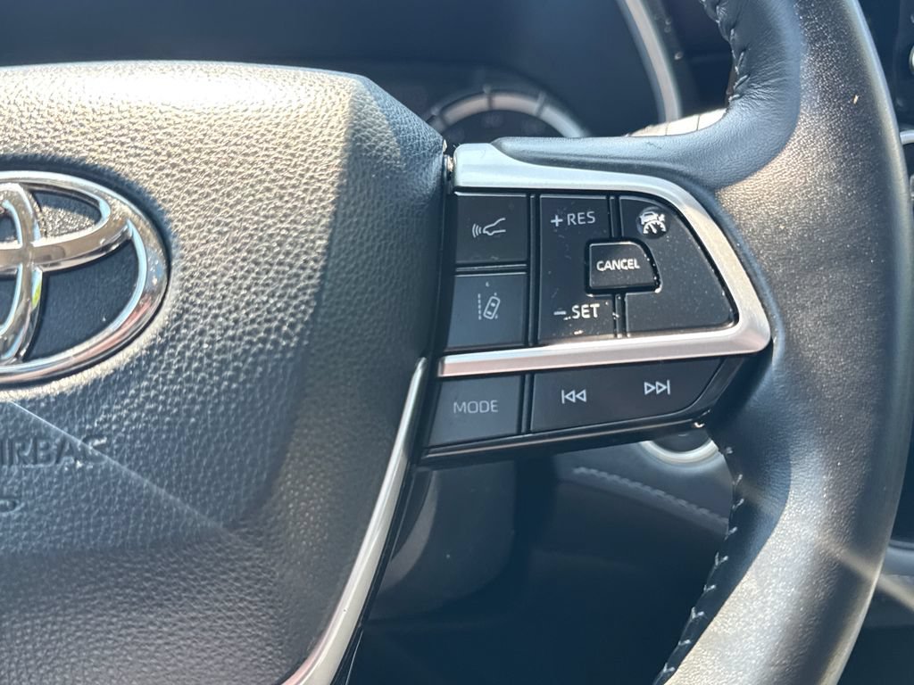 Used 2025 Toyota Highlander XLE AWD/4WD image 23