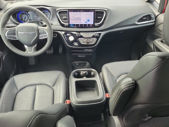 Used 2025 Chrysler Voyager LX FWD image 14