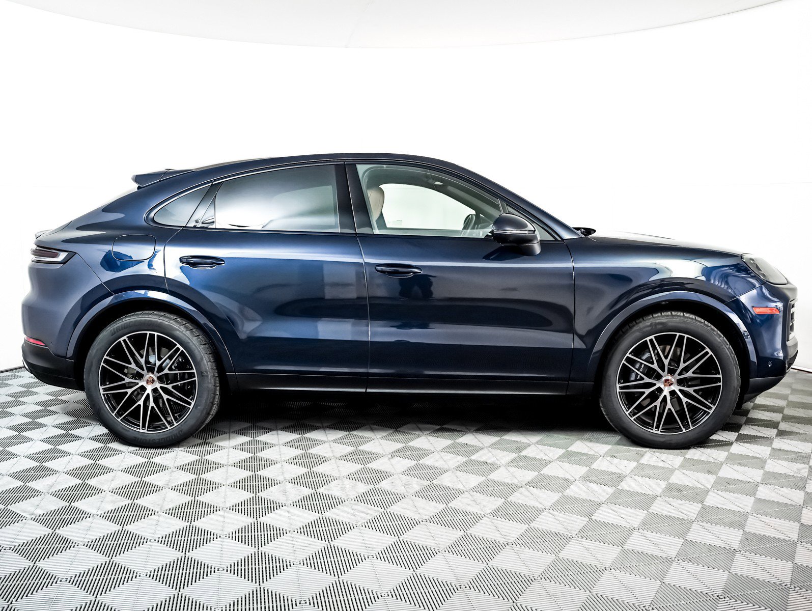 Used 2025 Porsche Cayenne Coupe image 9