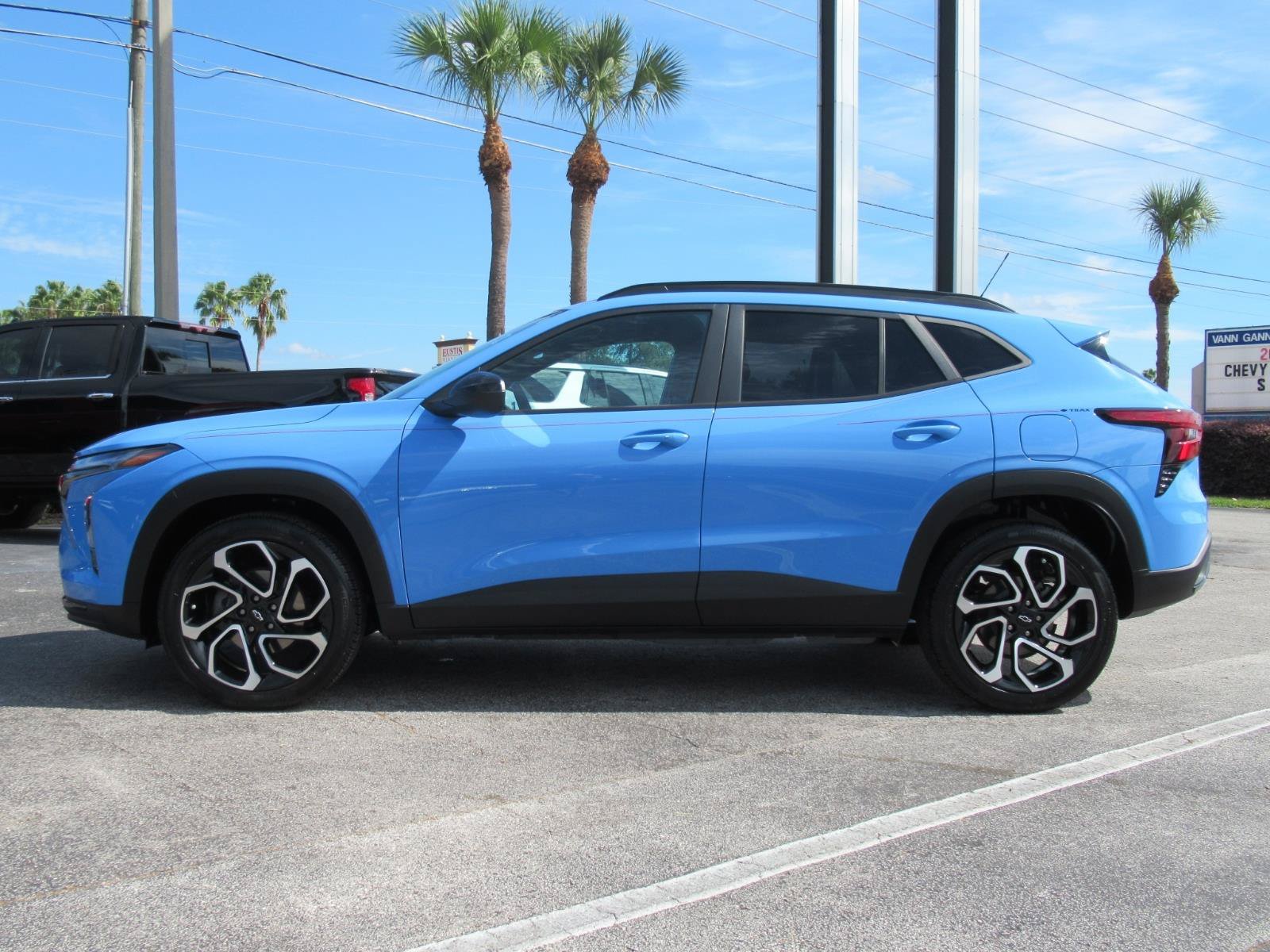 Used 2024 Chevrolet Trax RS w/ Sunroof Package FWD image 2