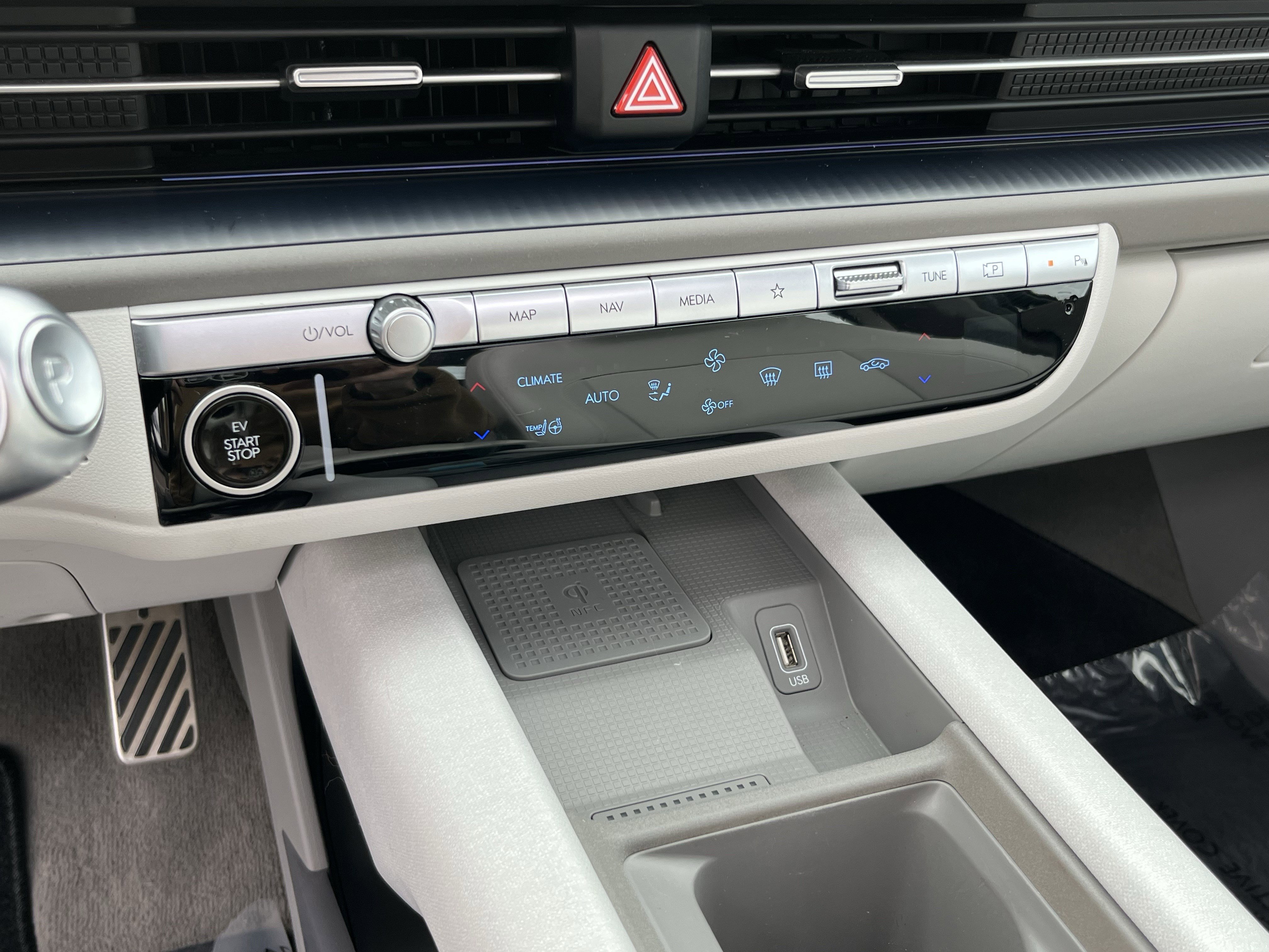 Used 2024 Hyundai Ioniq 6 Limited image 24