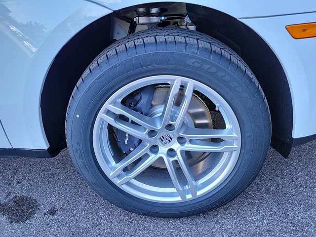 Used 2025 Porsche Macan image 11