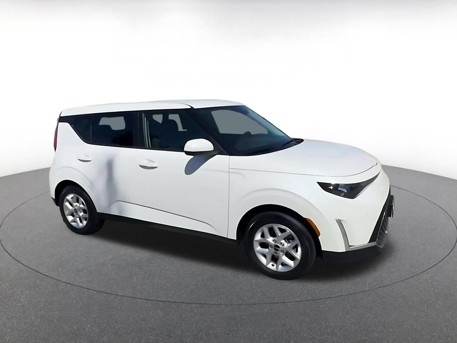Used 2025 Kia Soul LX w/ LX Technology Package FWD image 2