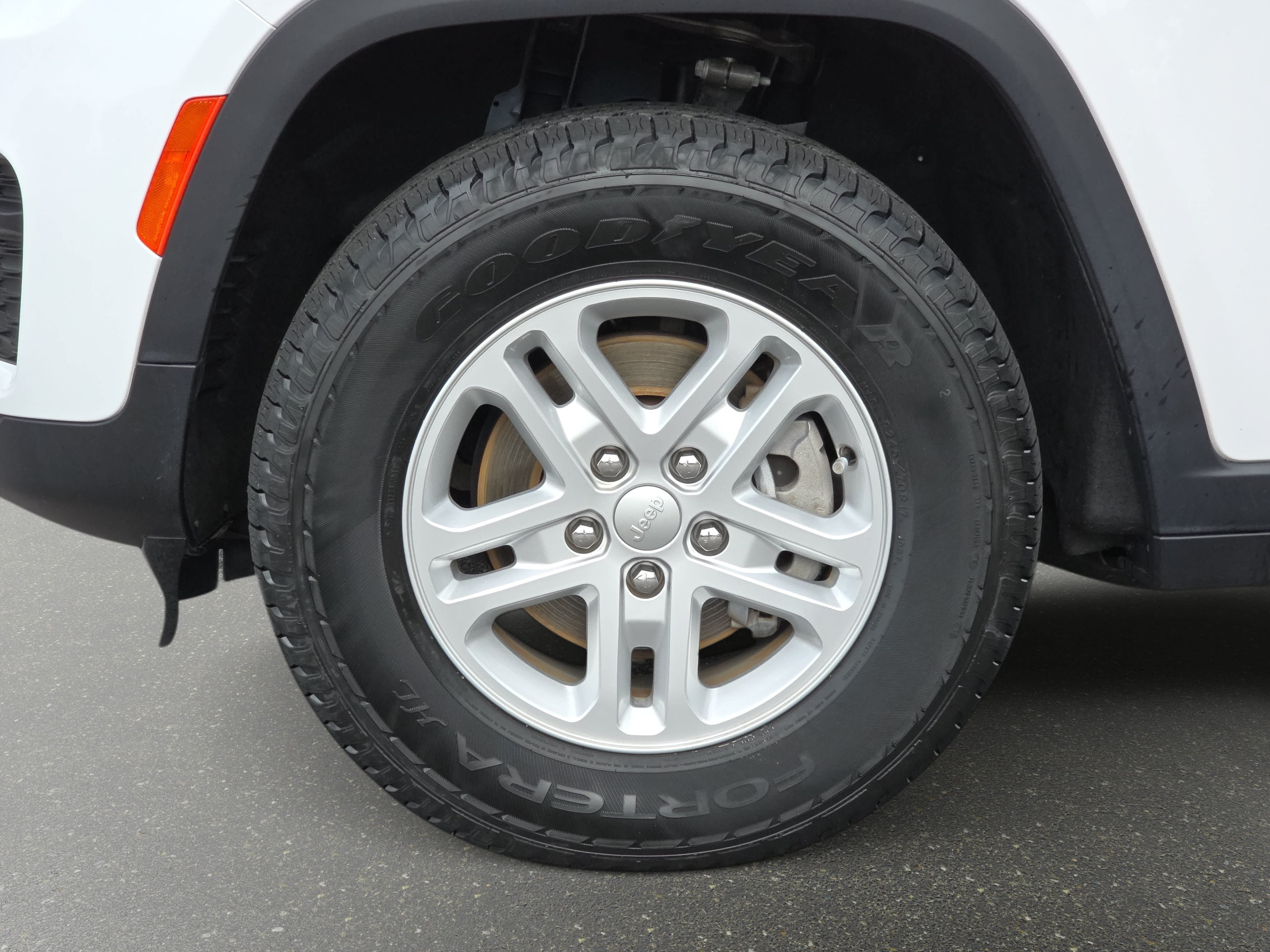 Certified 2023 Jeep Grand Cherokee Laredo AWD/4WD image 29
