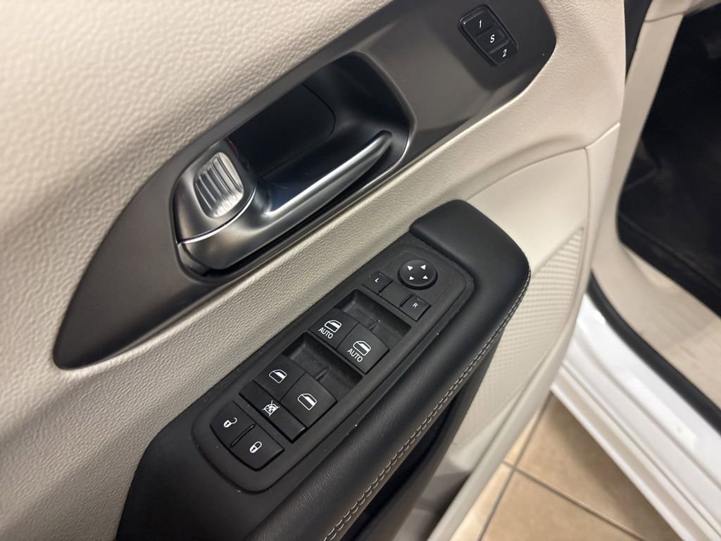 Used 2023 Chrysler Pacifica Touring-L image 22