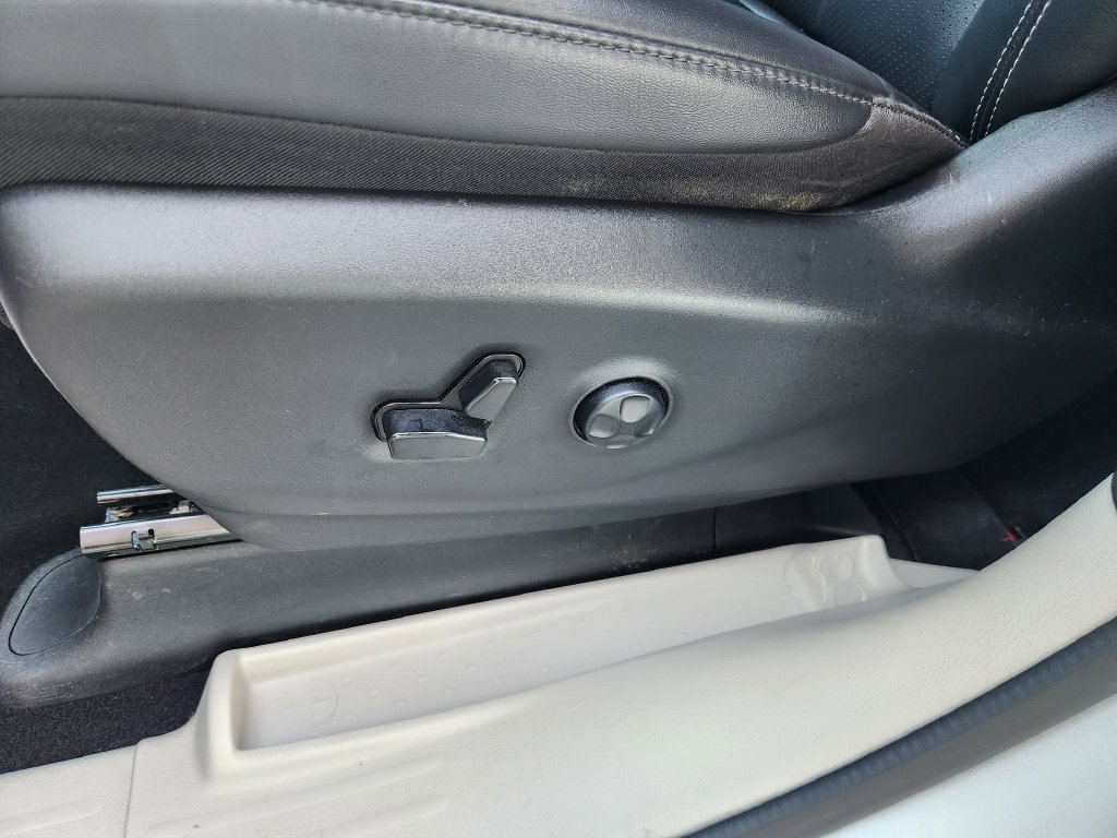 Used 2024 Chrysler Pacifica Touring-L FWD image 27