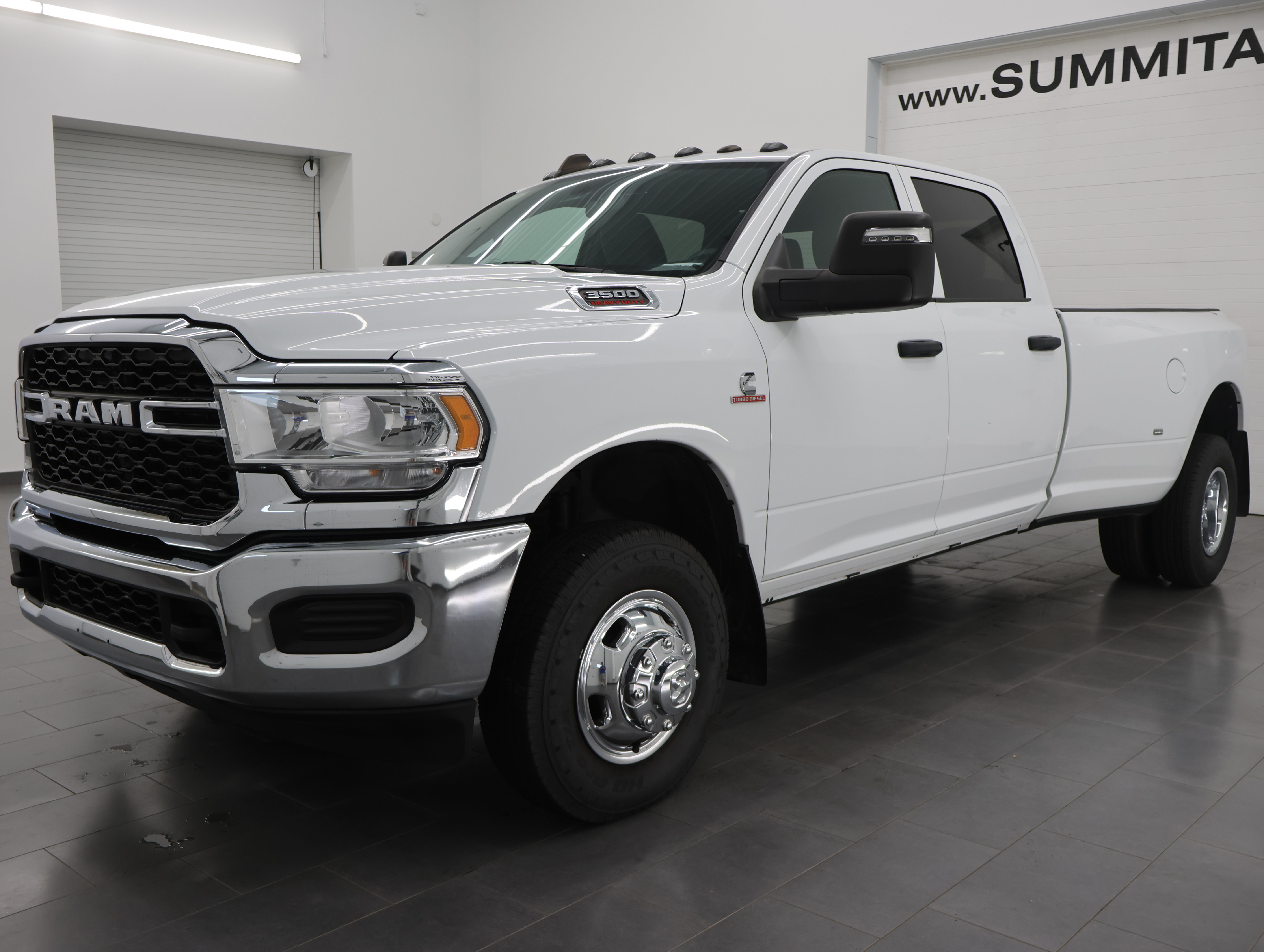 Used 2024 RAM 3500 Tradesman w/ Chrome Appearance Group AWD/4WD image 7