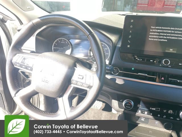 Used 2025 Mitsubishi Outlander SE image 14