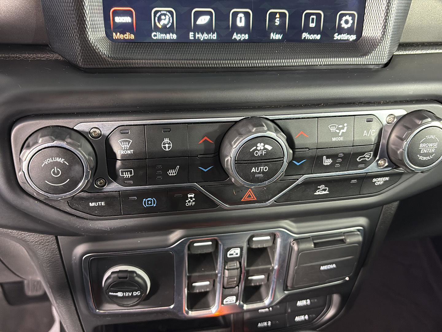 Used 2023 Jeep Wrangler Unlimited w/ Sun & Screen Package image 39