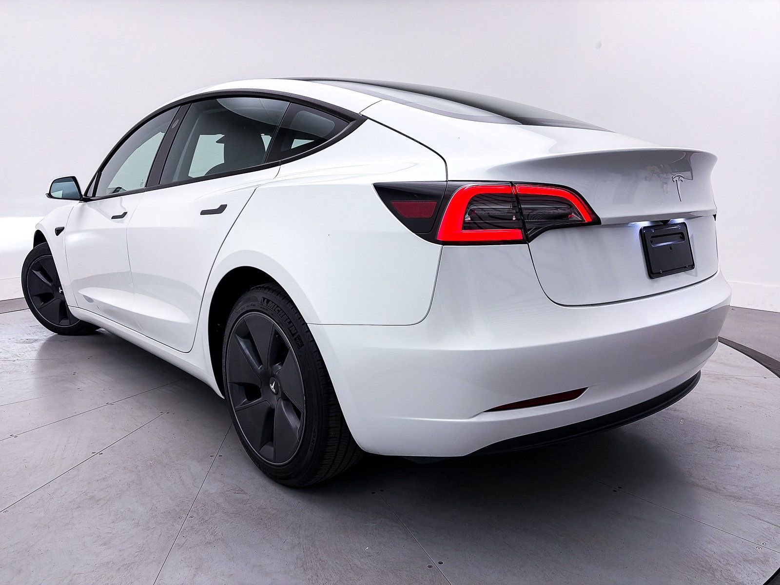 Used 2023 Tesla Model 3 Standard Range image 2
