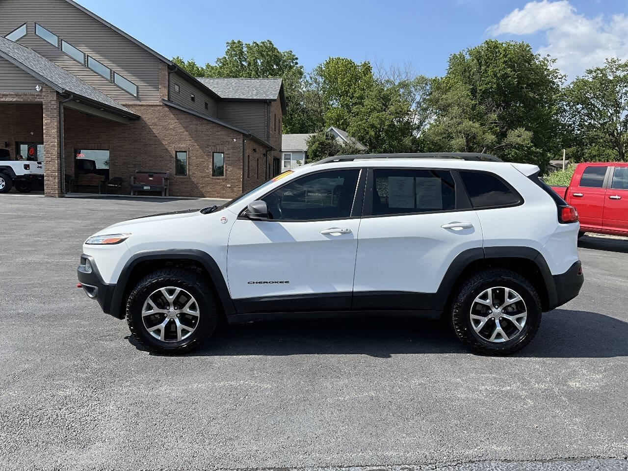 Used 2014 Jeep Cherokee Trailhawk w/ Comfort/Convenience Group AWD/4WD image 2