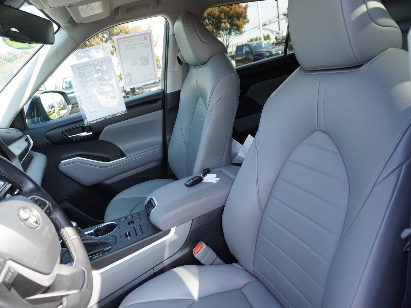 Used 2023 Toyota Highlander XLE AWD/4WD image 24
