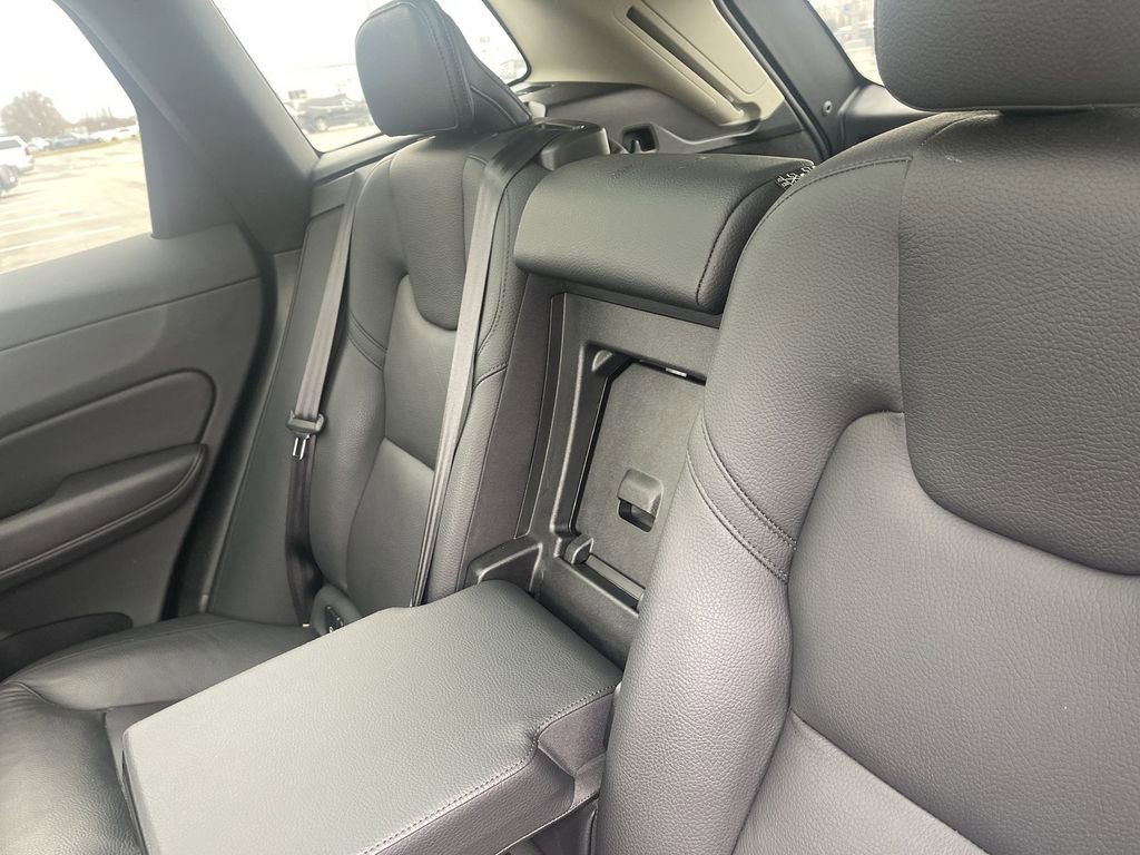Used 2024 Volvo XC60 B5 Plus image 39