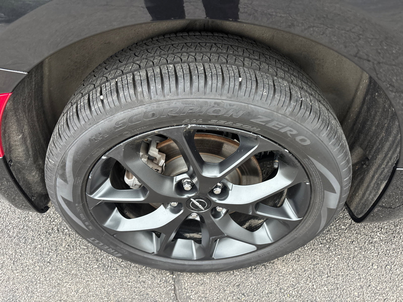 Used 2023 Chrysler Pacifica Limited w/ Uconnect Theater Family Group image 10