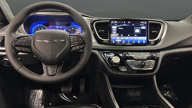 Used 2025 Chrysler Pacifica Limited image 11