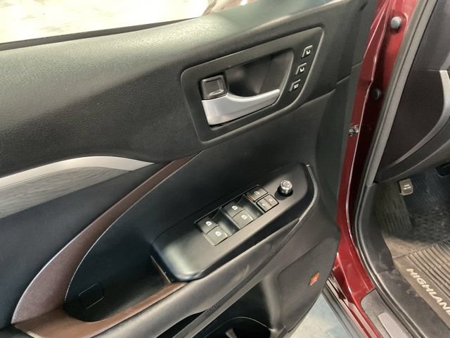 Used 2017 Toyota Highlander Limited AWD/4WD image 16