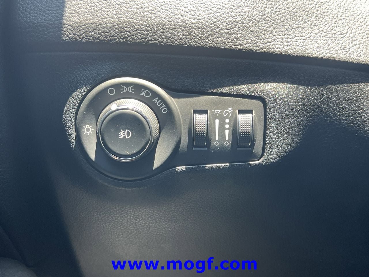 Used 2018 Jeep Compass Latitude w/ Popular Equipment Group FWD image 14