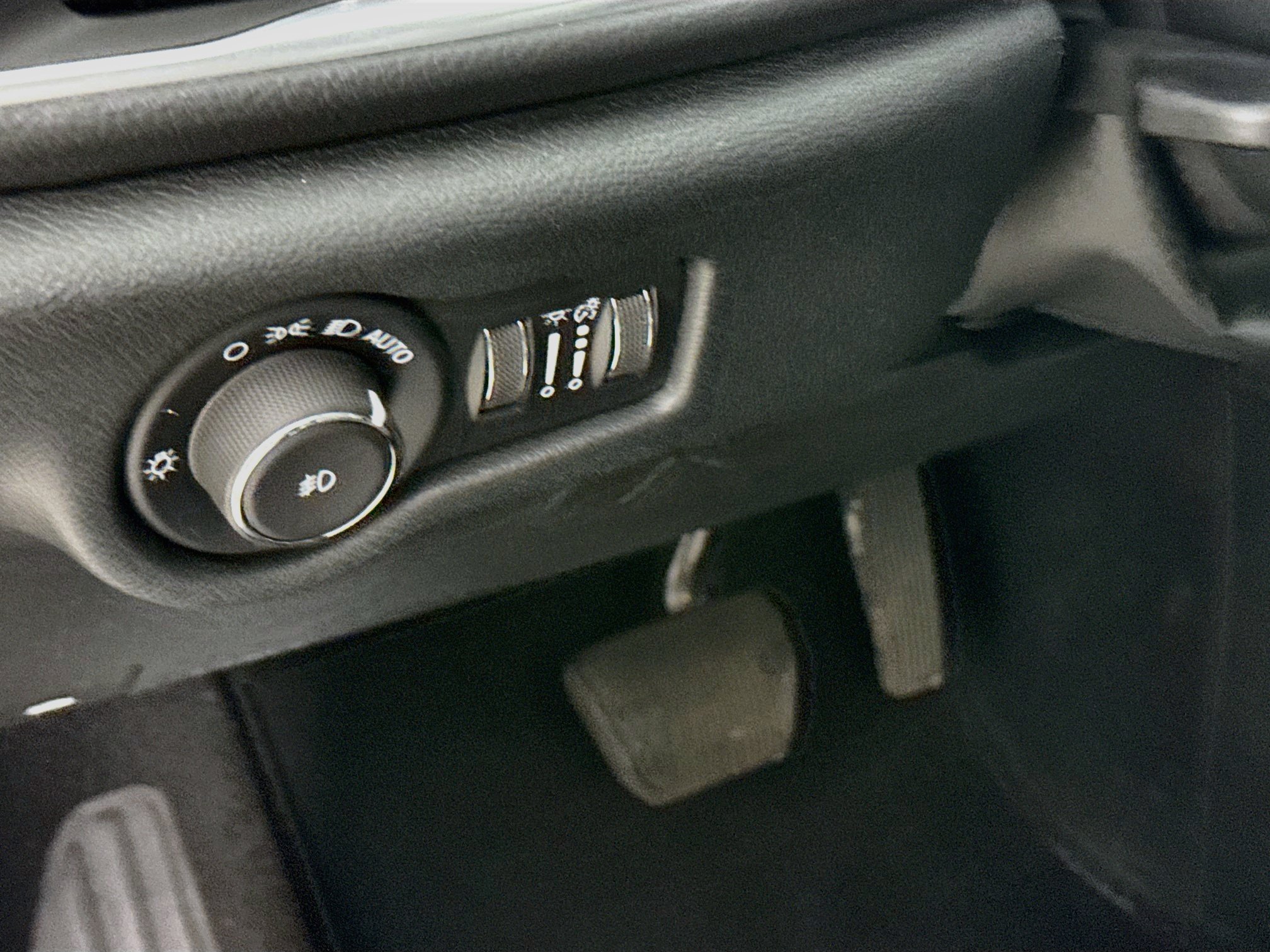 Used 2025 Chrysler Pacifica Limited FWD image 10