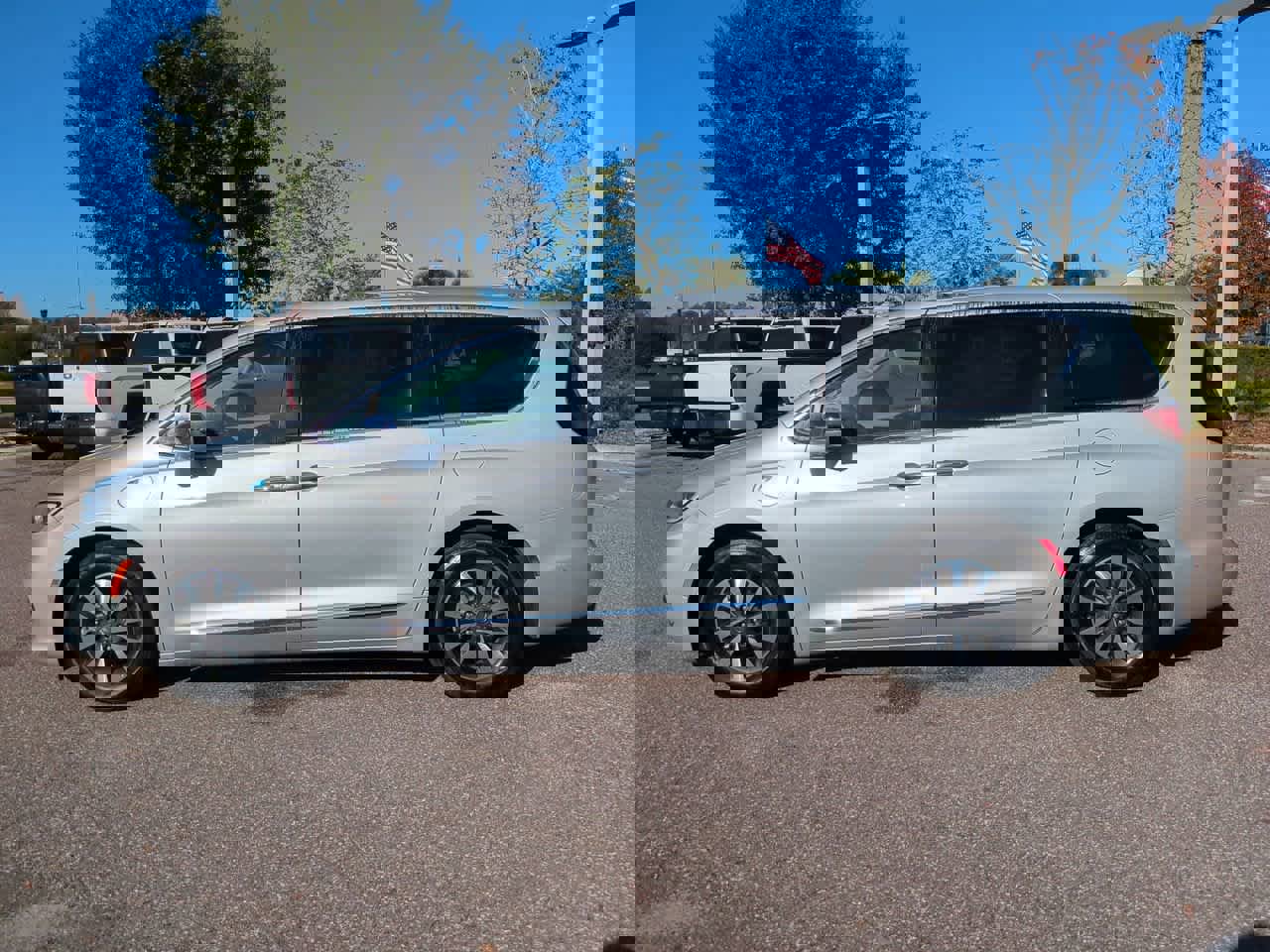 Used 2022 Chrysler Pacifica Limited image 3
