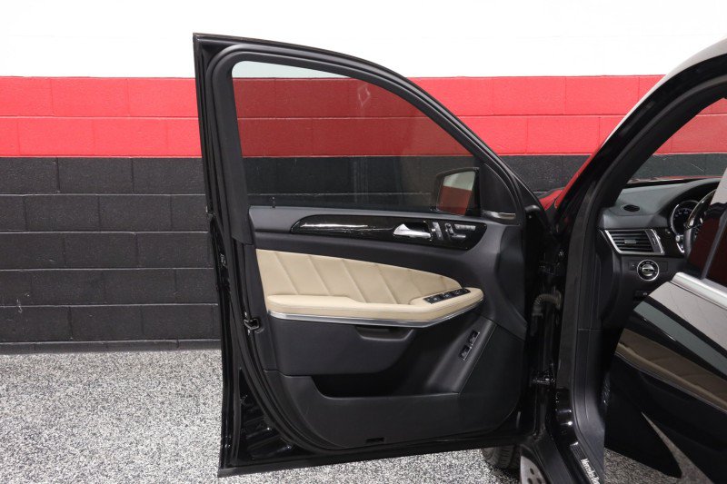 Used 2015 Mercedes-Benz GL 550 4MATIC image 34