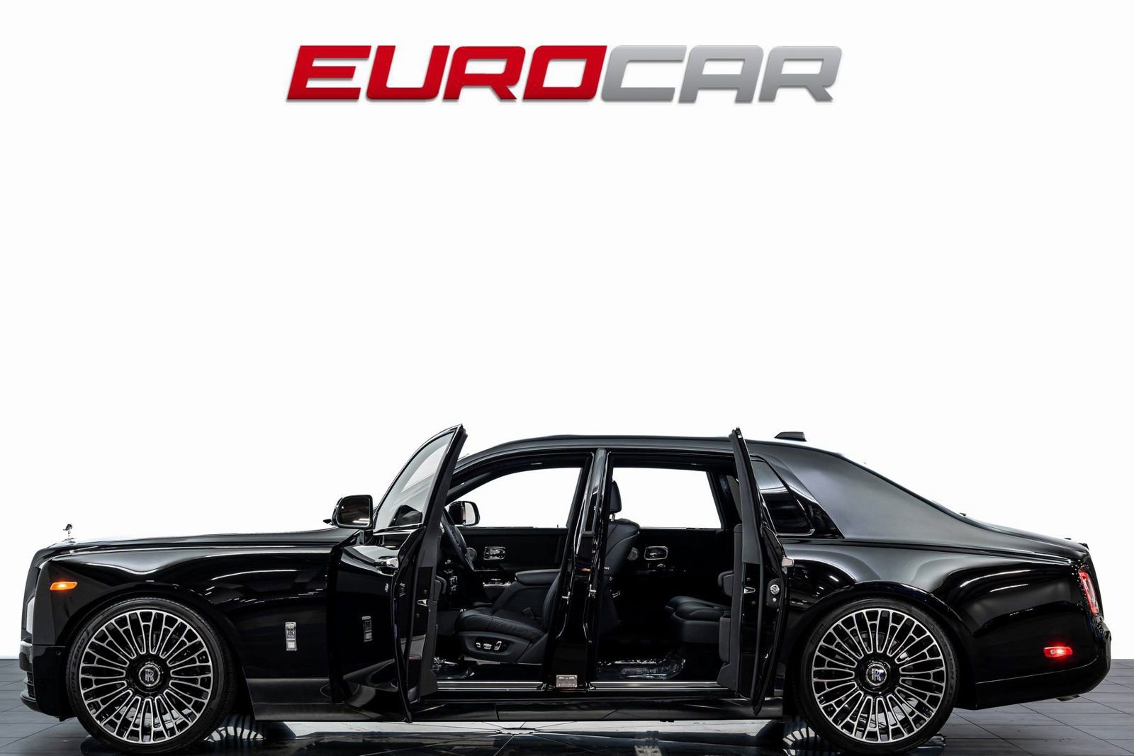 Used 2024 Rolls-Royce Phantom Sedan image 3