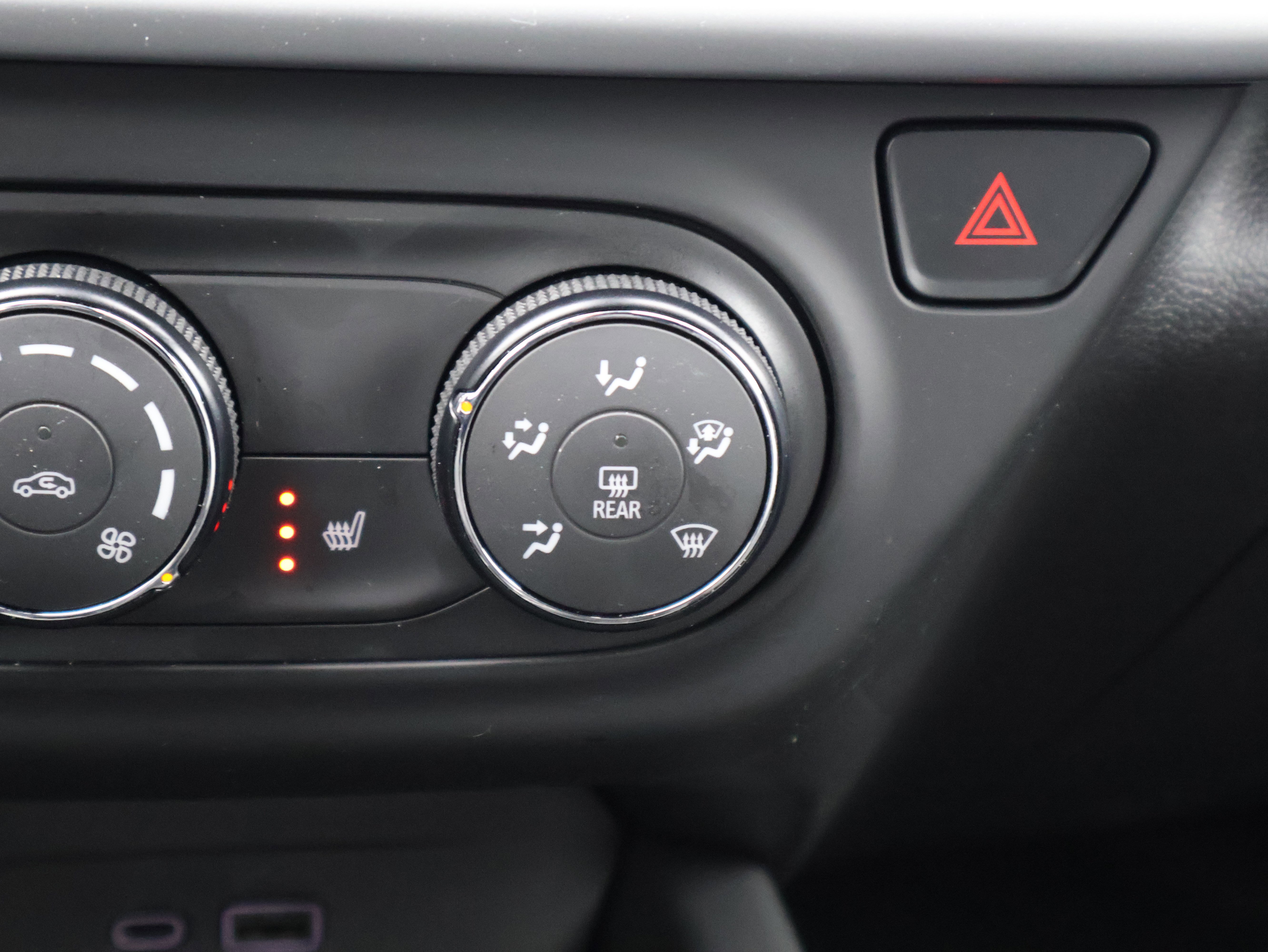 Used 2025 Chevrolet Trax RS w/ Sunroof Package image 29