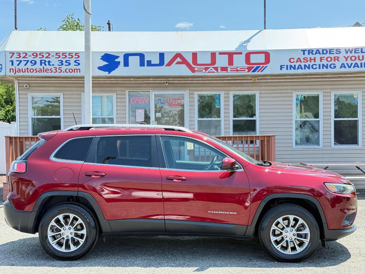 Used 2019 Jeep Cherokee Latitude Plus w/ Comfort/Convenience Group AWD/4WD image 4