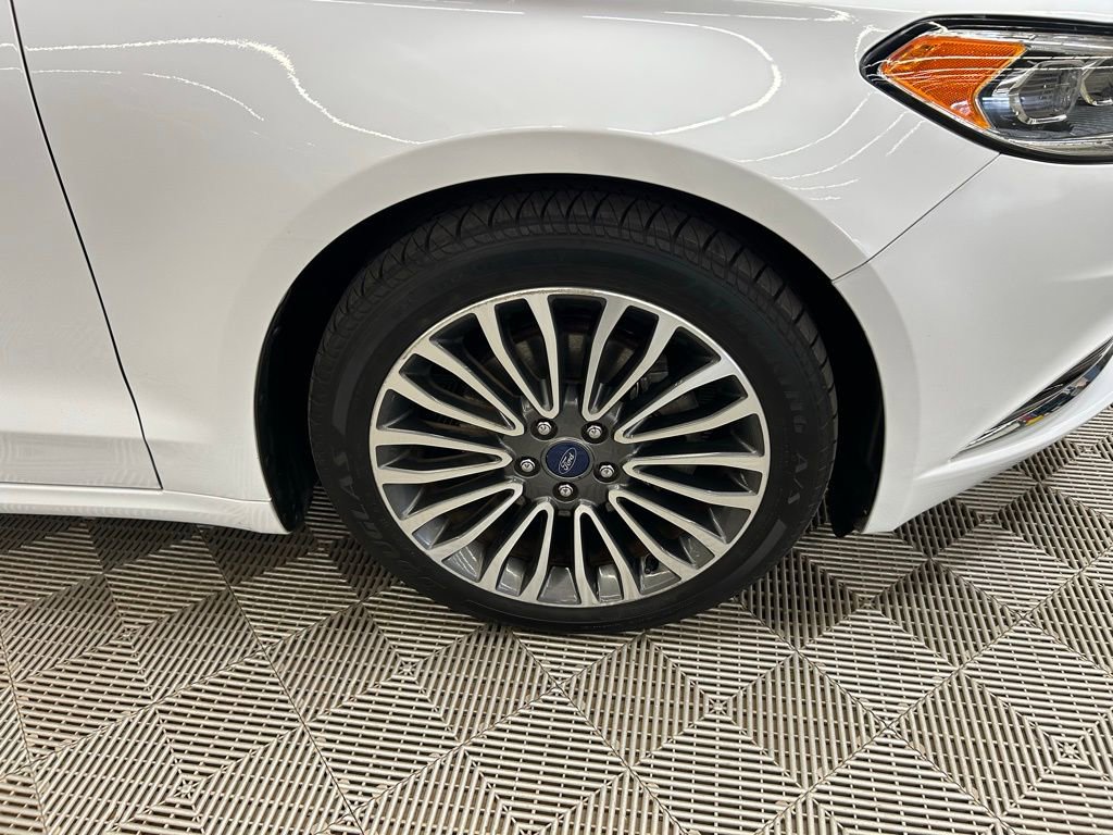 Used 2018 Ford Fusion SE w/ Fusion SE Technology Package image 2