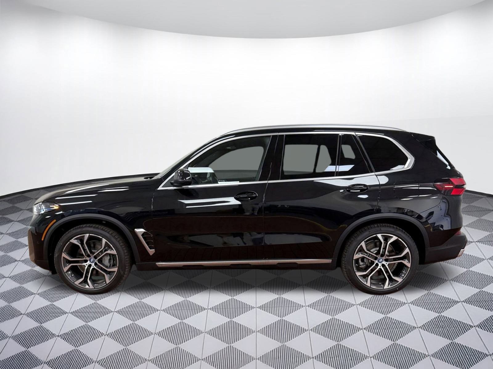 Used 2025 BMW X5 xDrive50e w/ Premium Package image 2