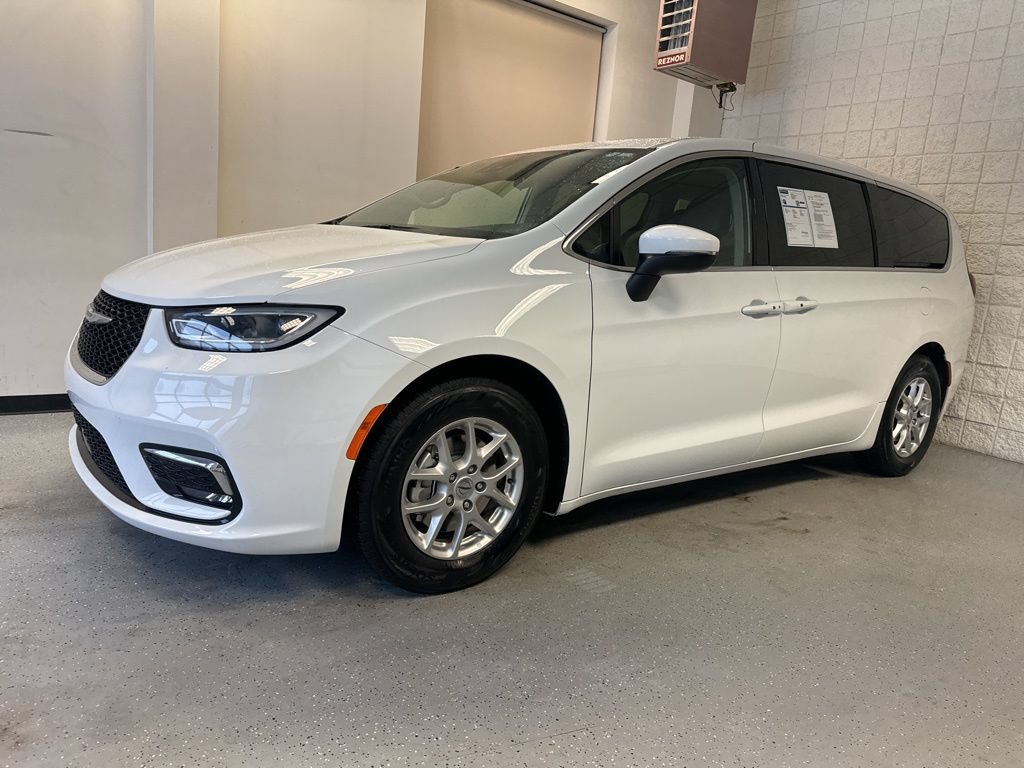 Used 2023 Chrysler Pacifica Touring-L FWD image 41