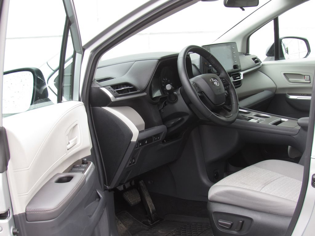 Used 2024 Toyota Sienna LE AWD/4WD image 10