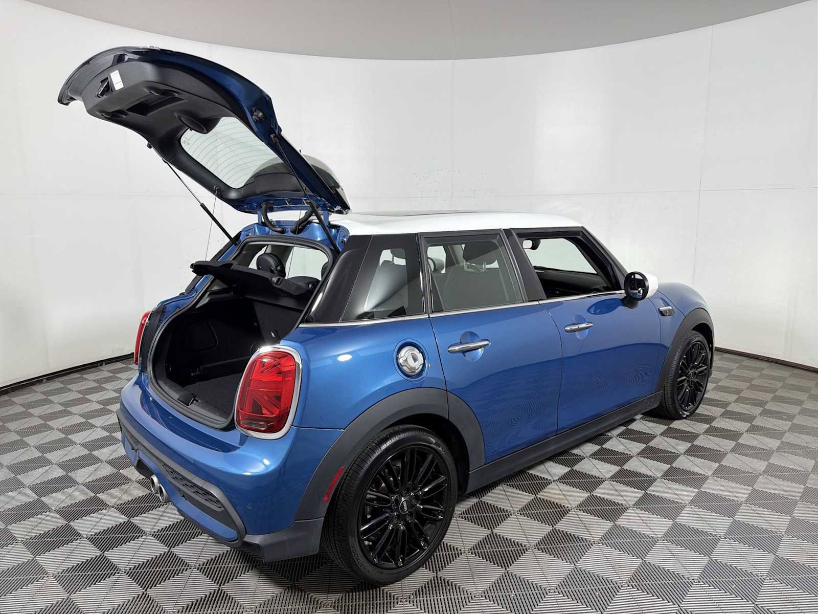 Used 2023 MINI Cooper S image 23