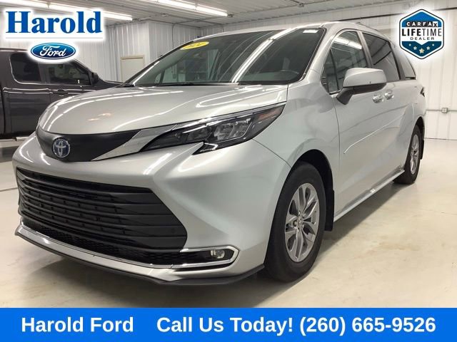 Used 2024 Toyota Sienna XLE FWD image 3