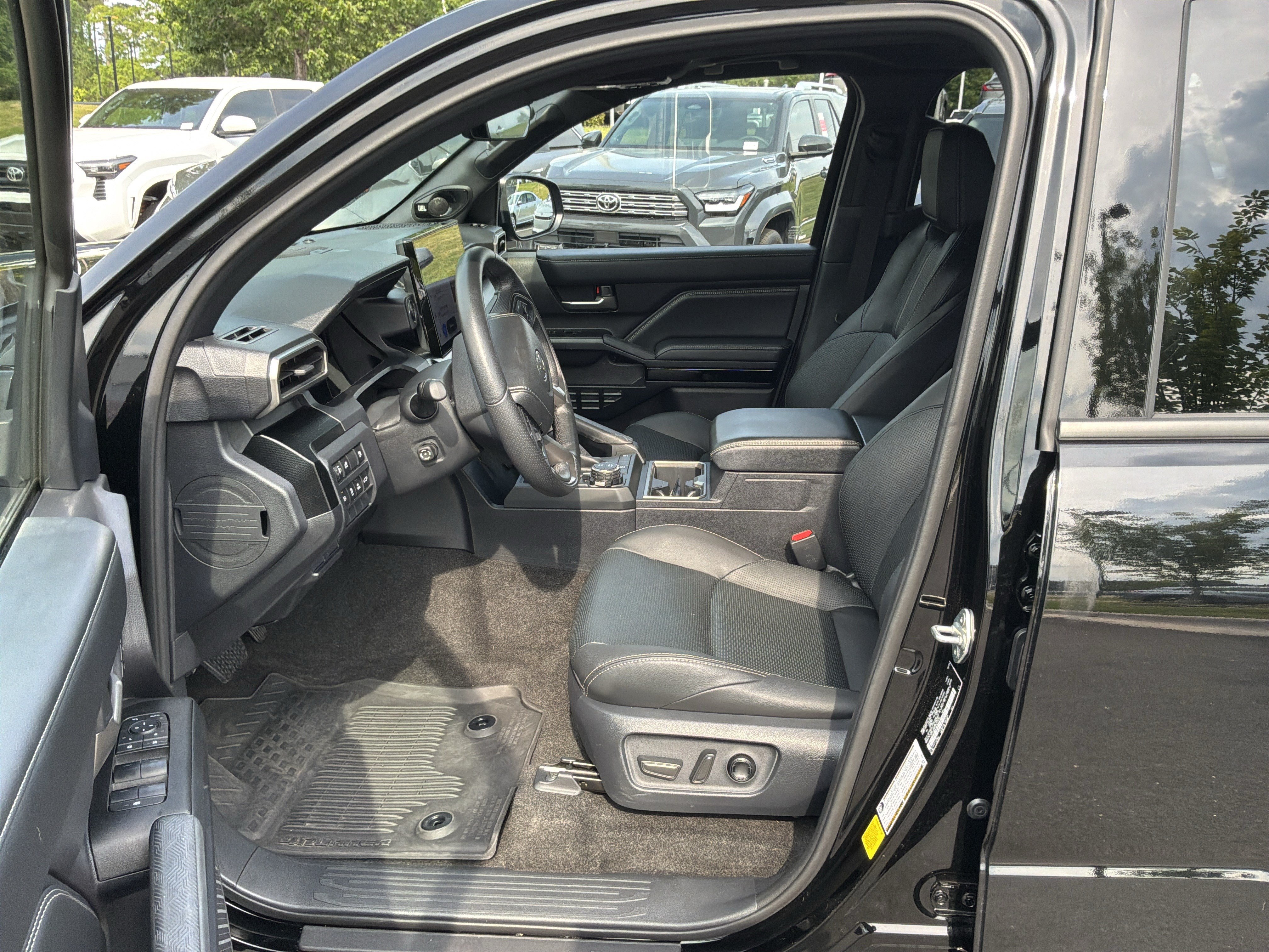 Used 2025 Toyota 4Runner Limited AWD/4WD image 18
