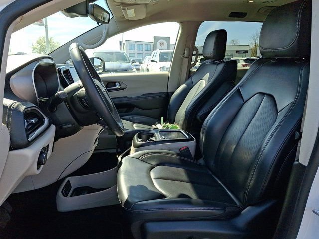 Used 2023 Chrysler Pacifica Touring-L image 18