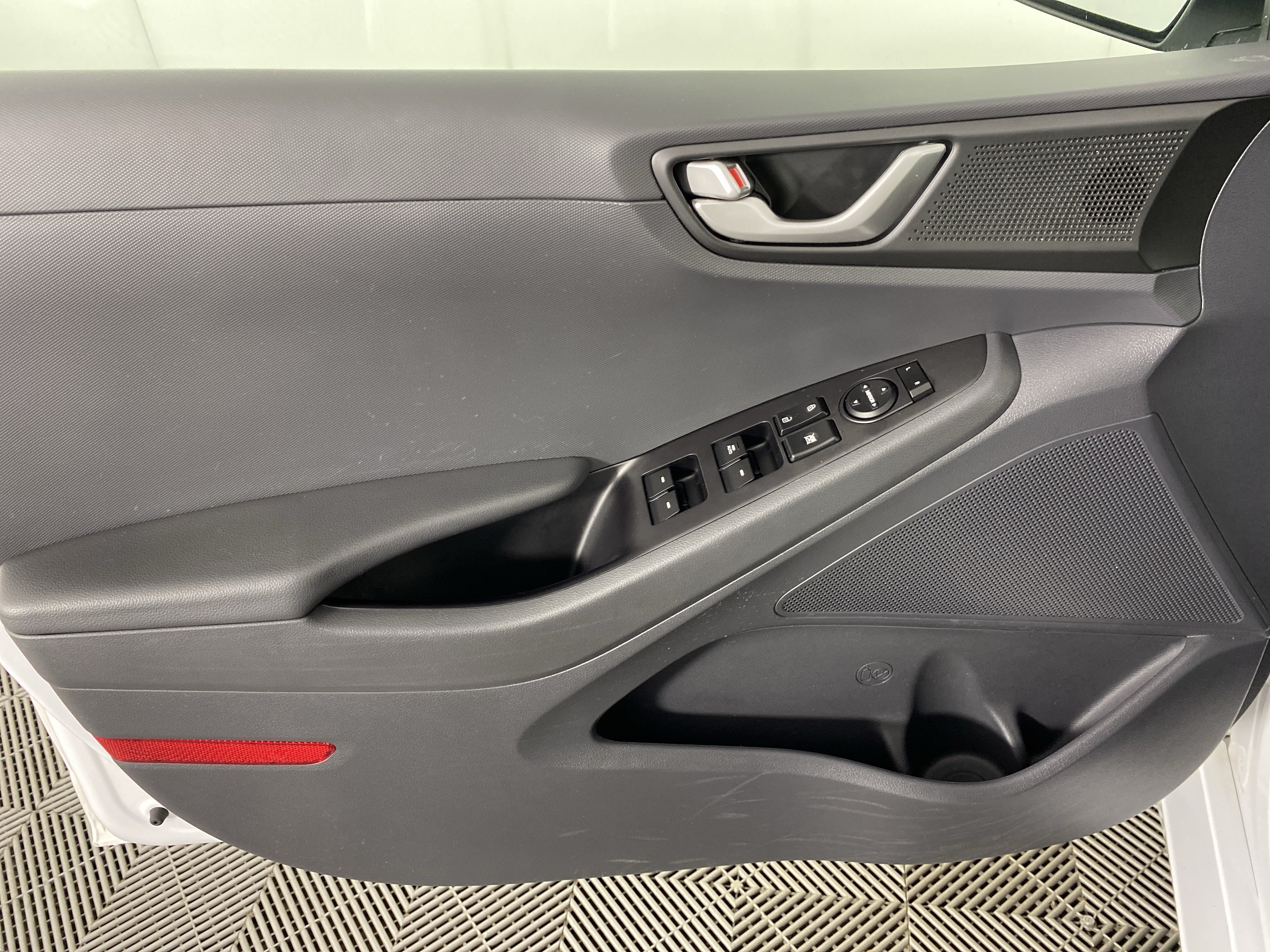 Used 2019 Hyundai Ioniq Blue FWD image 12
