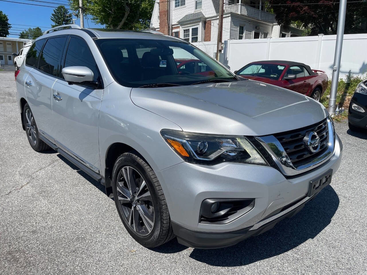 Used 2017 Nissan Pathfinder Platinum FWD image 4