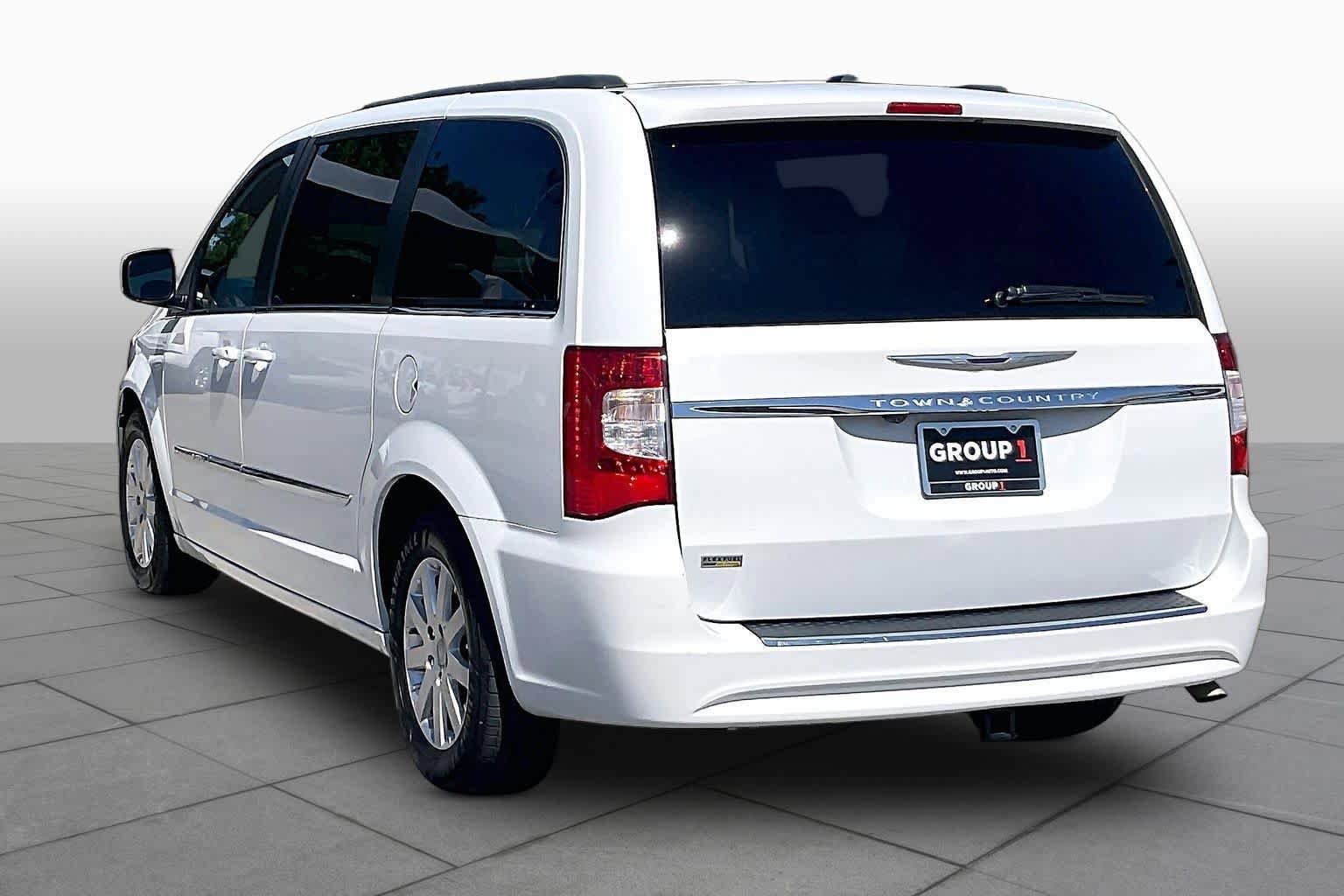 Used 2016 Chrysler Town & Country Touring FWD image 12
