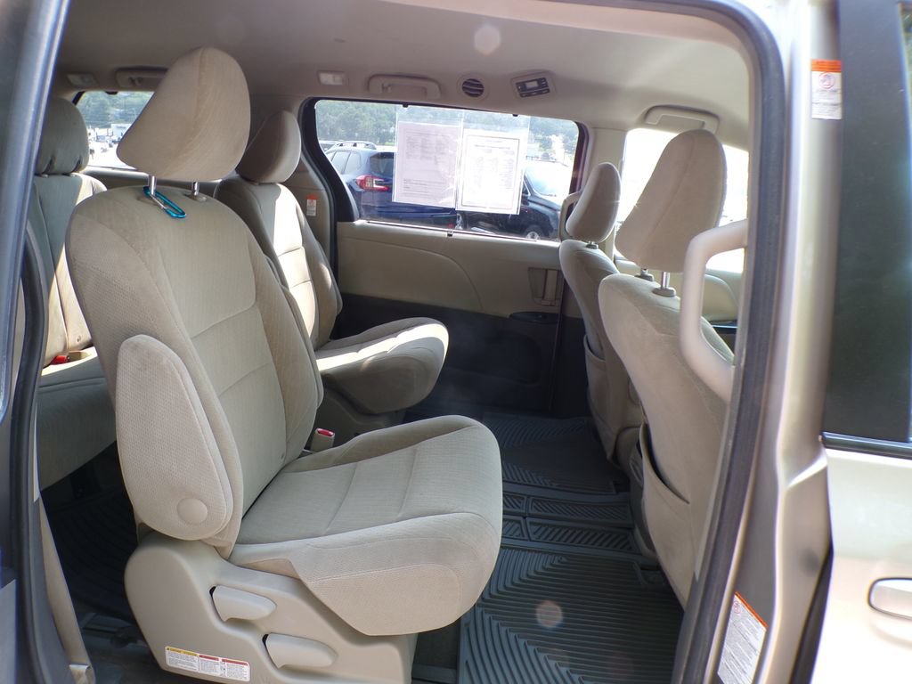 Used 2017 Toyota Sienna LE AWD/4WD image 19