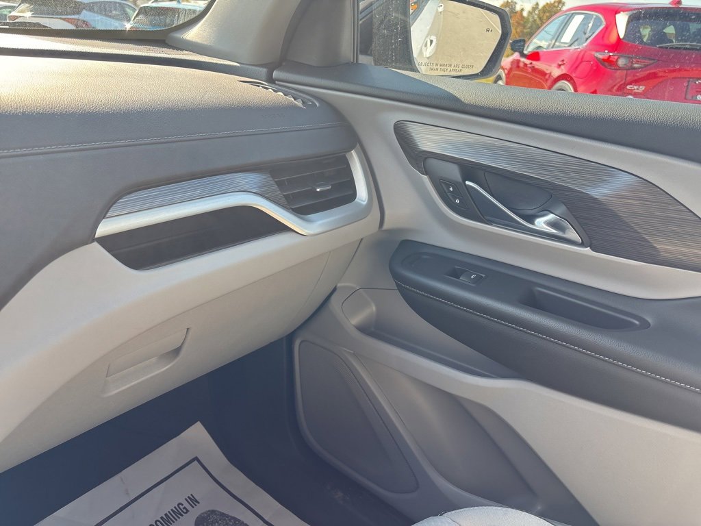 Used 2023 GMC Terrain SLE w/ Driver Convenience Package image 18