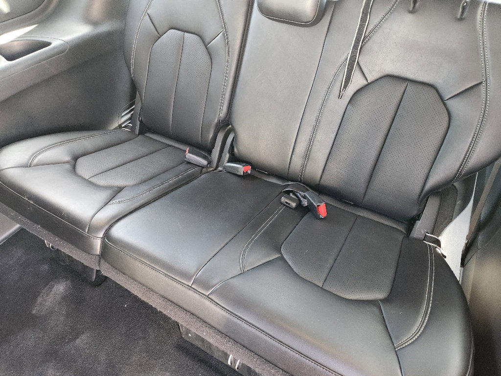 Used 2025 Chrysler Pacifica Select image 32