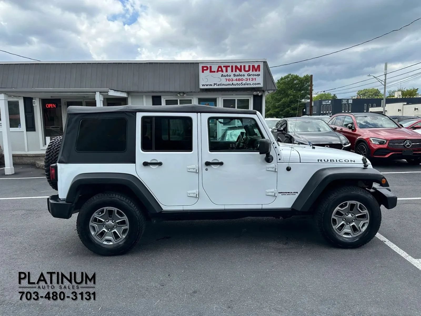 Used 2017 Jeep Wrangler Unlimited Rubicon w/ Connectivity Group AWD/4WD image 2