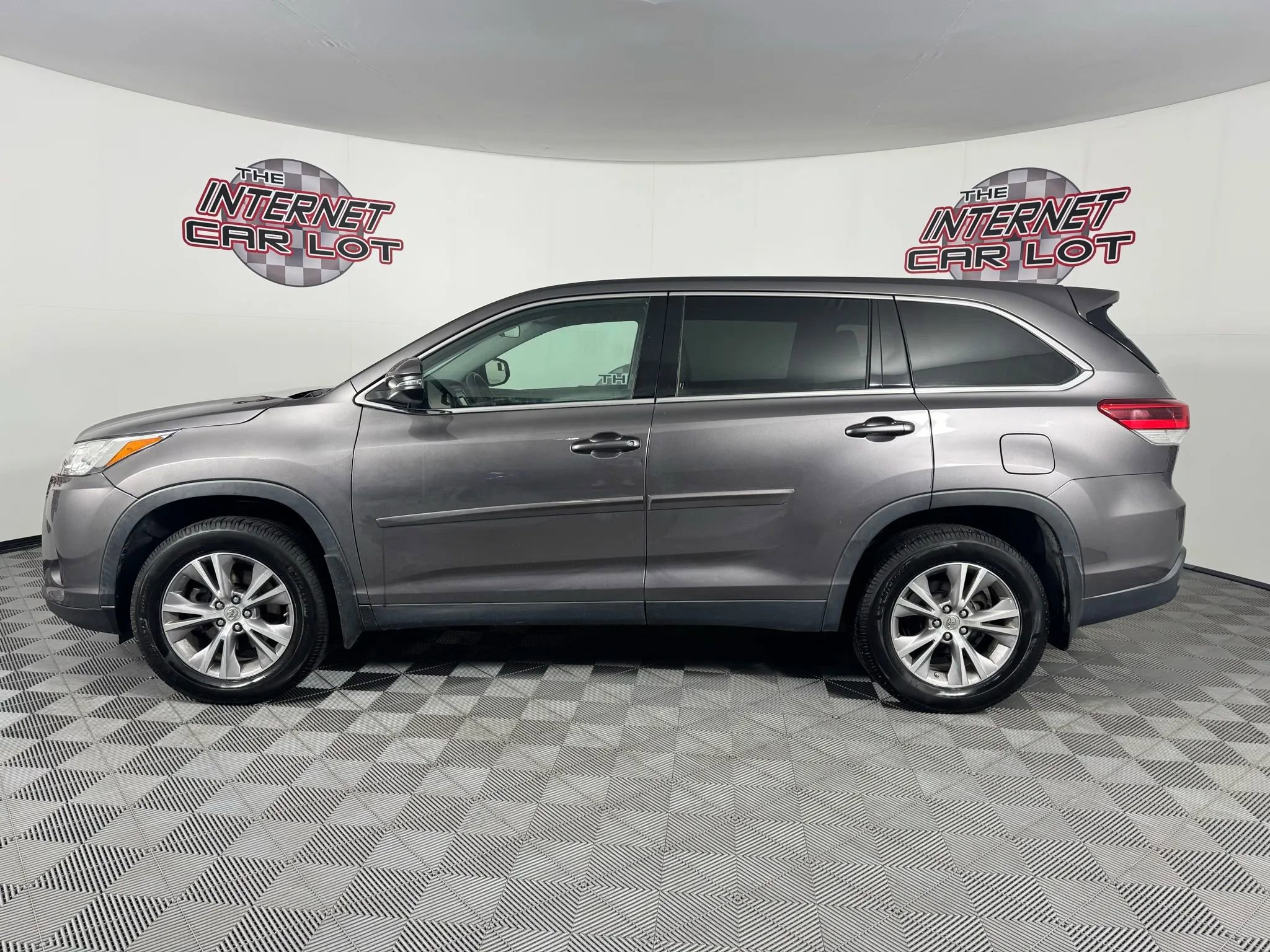 Used 2019 Toyota Highlander LE AWD/4WD image 4
