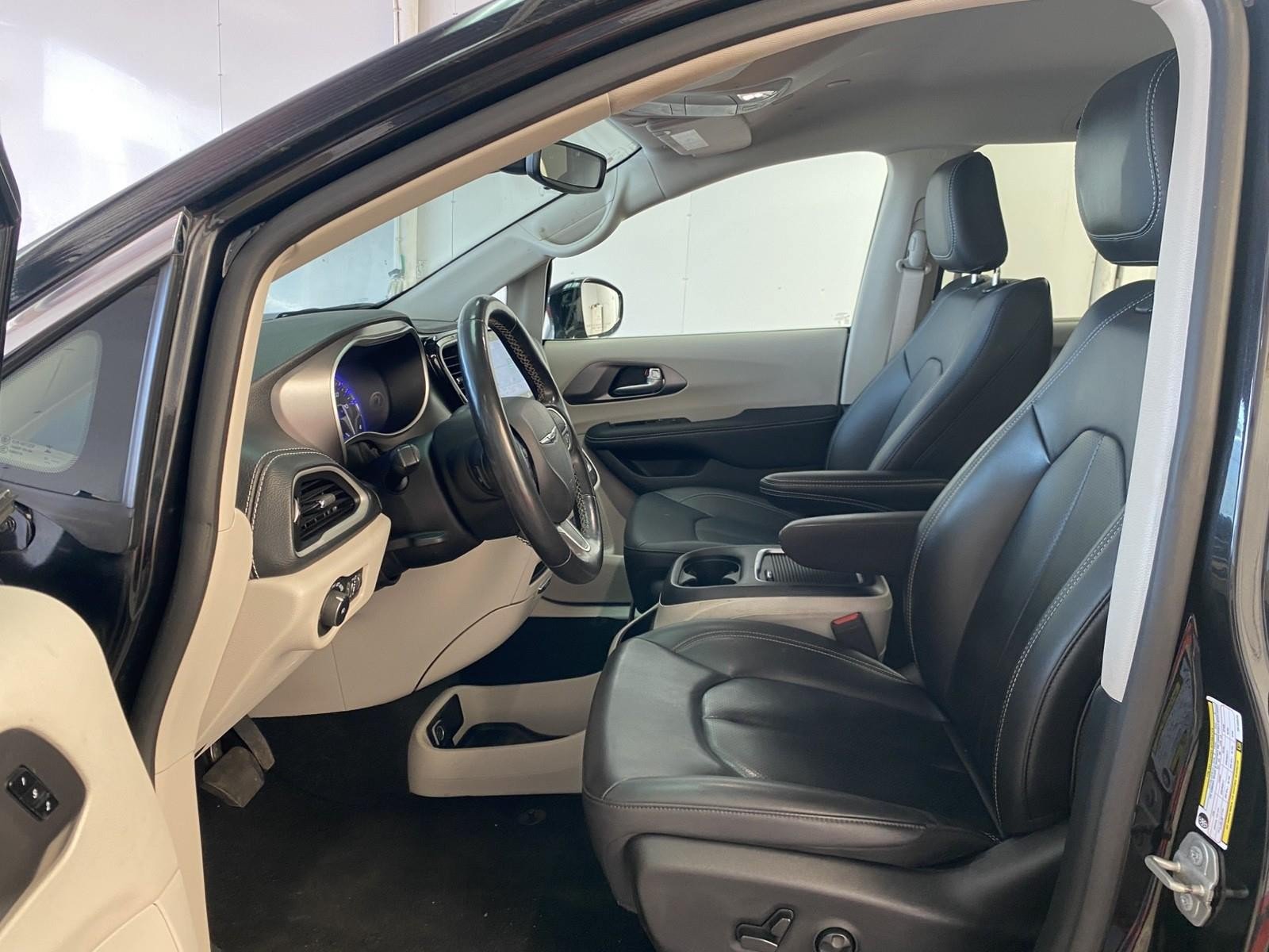 Used 2024 Chrysler Pacifica Touring-L FWD image 19