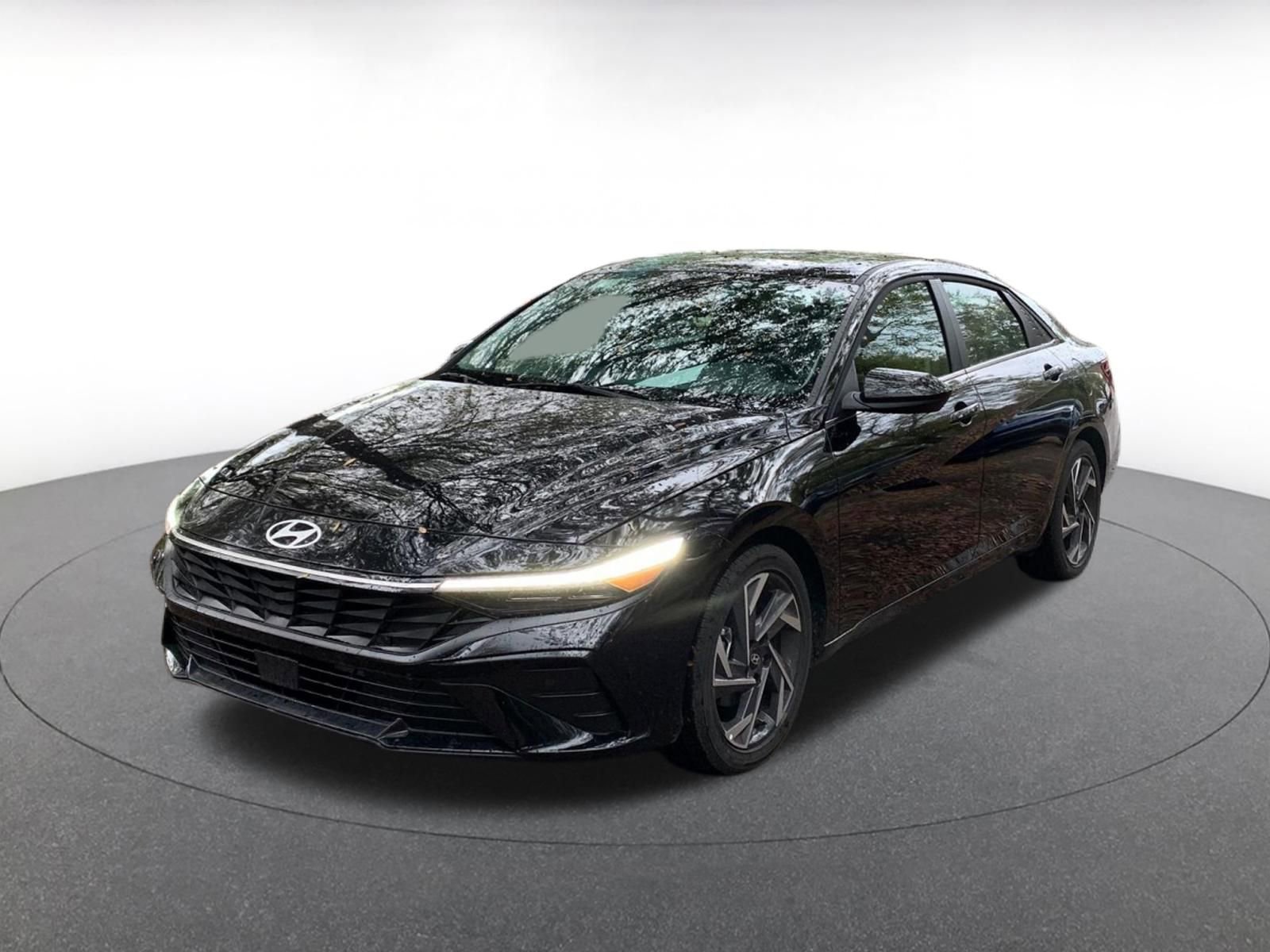 Used 2025 Hyundai Elantra SEL image 3