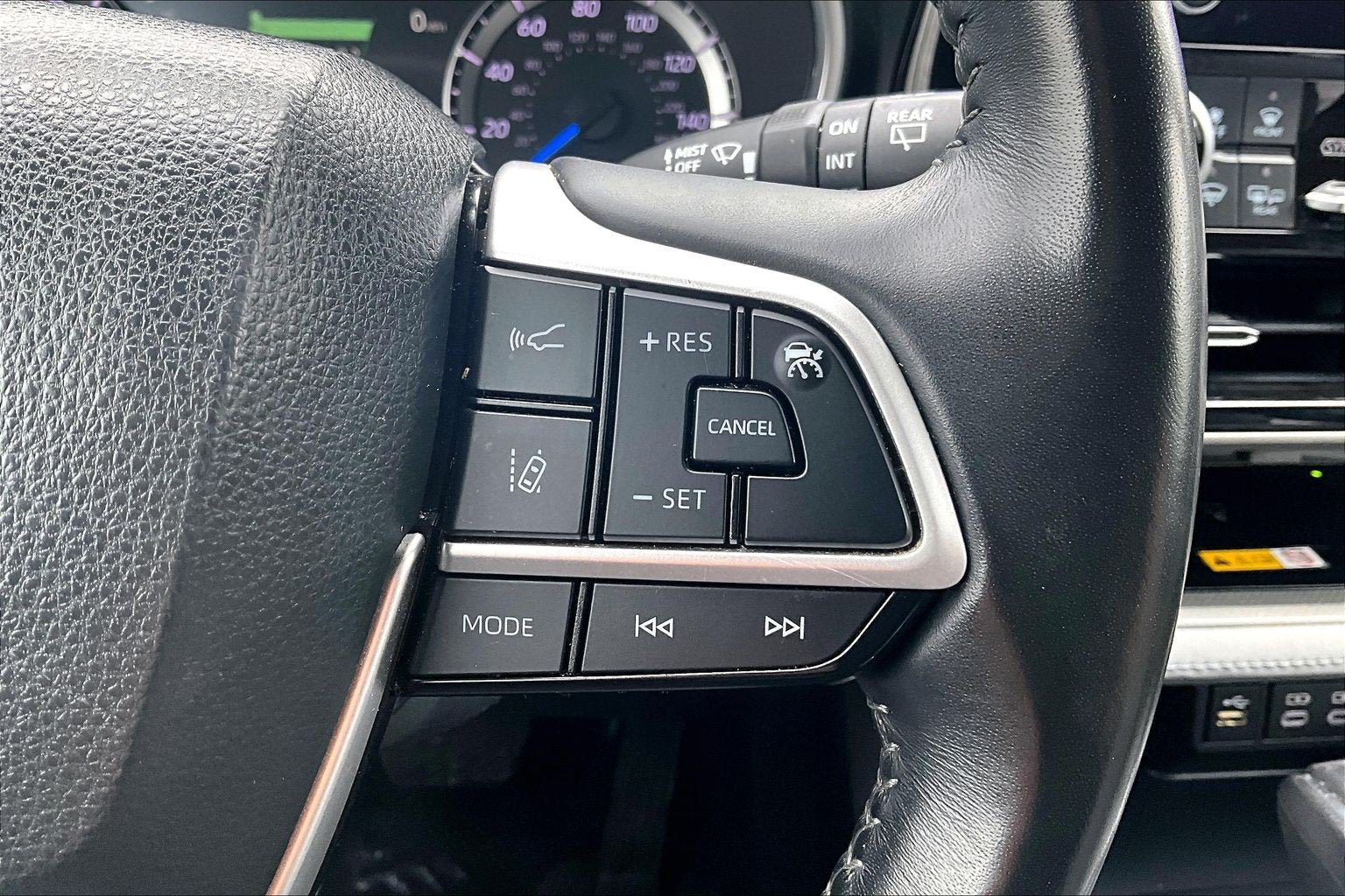 Used 2023 Toyota Highlander XLE AWD/4WD image 18