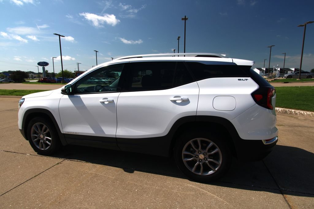 Used 2024 GMC Terrain SLT AWD/4WD image 14