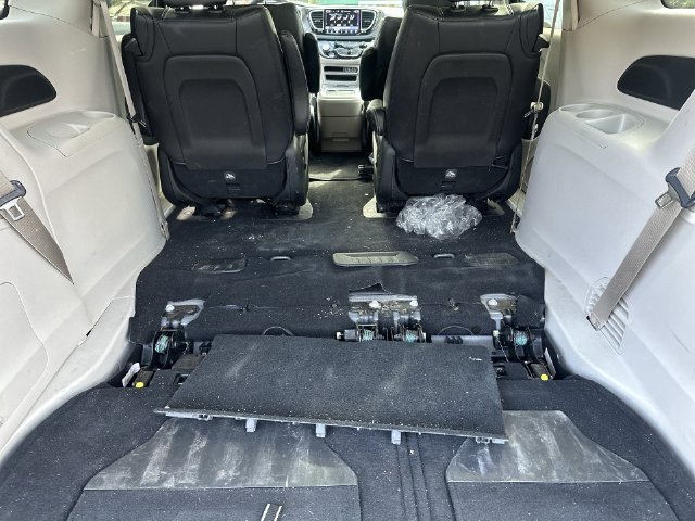 Used 2024 Chrysler Pacifica Limited FWD image 23