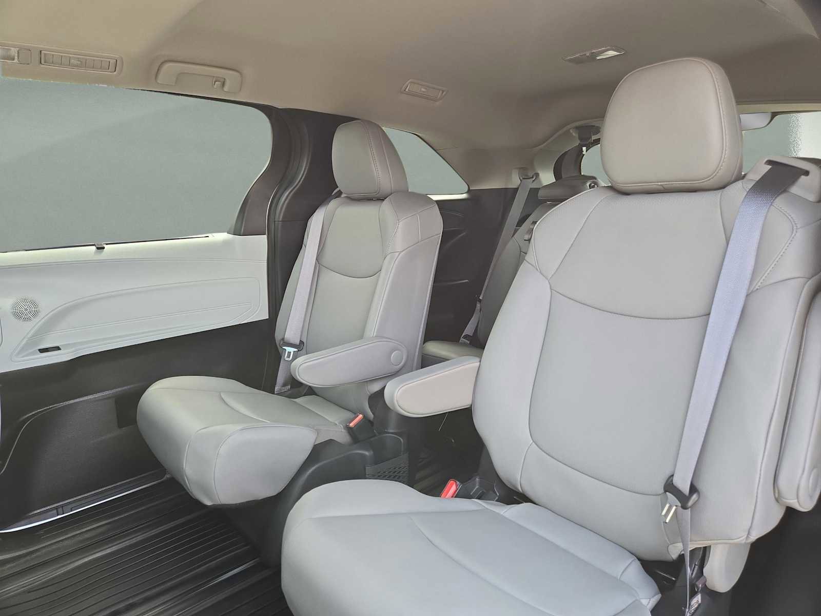 Used 2025 Toyota Sienna XLE AWD/4WD image 16